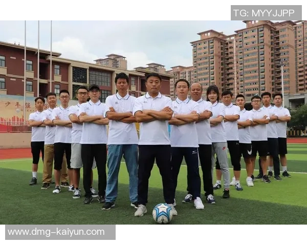 足球明星素描：描绘绿茵场上的传奇人物与他们的辉煌瞬间