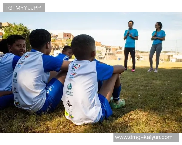 集团出货足球助力青少年体育发展推动全民健身新风潮